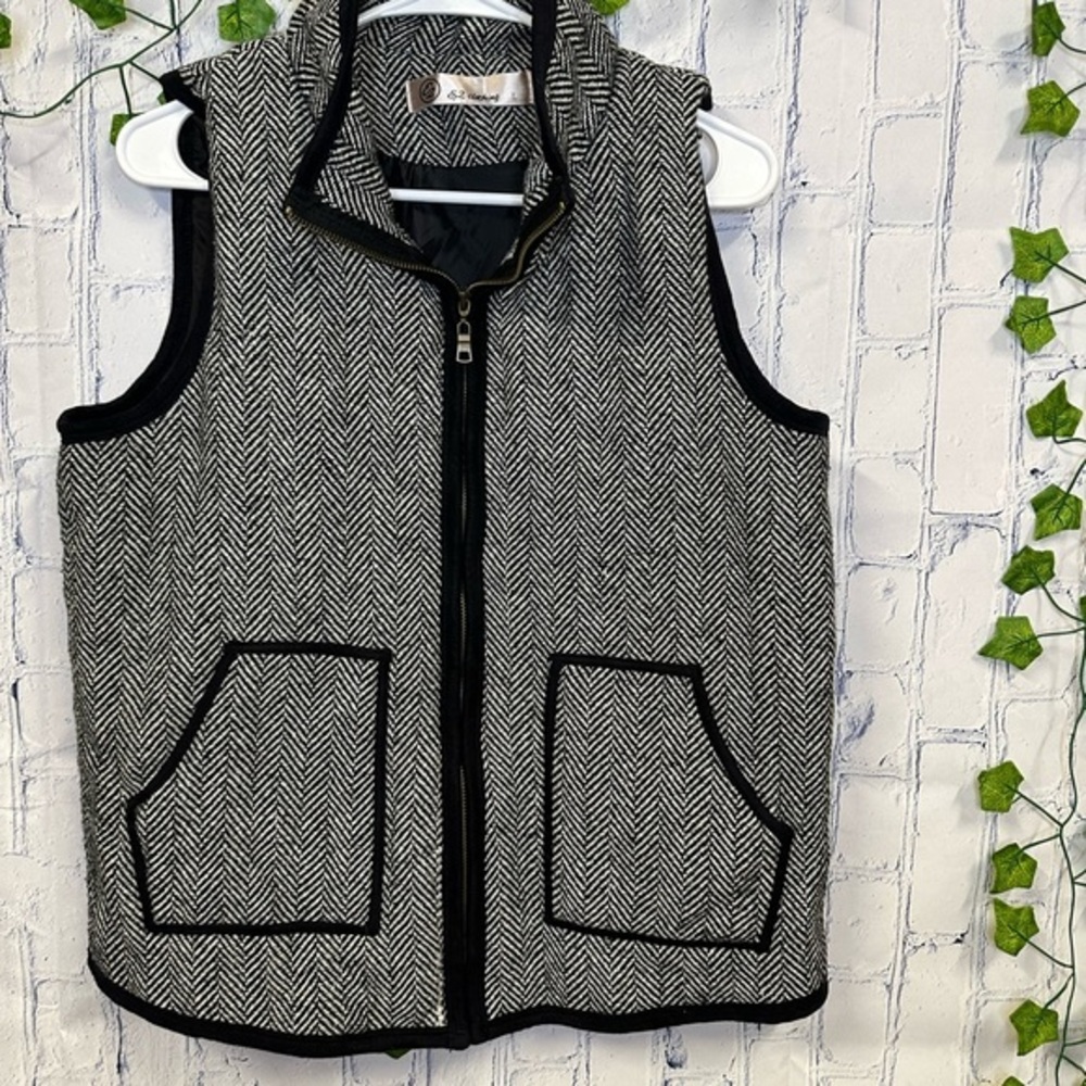 BLACK AND‎ WHITE VEST PERFECT WEAR LARGE